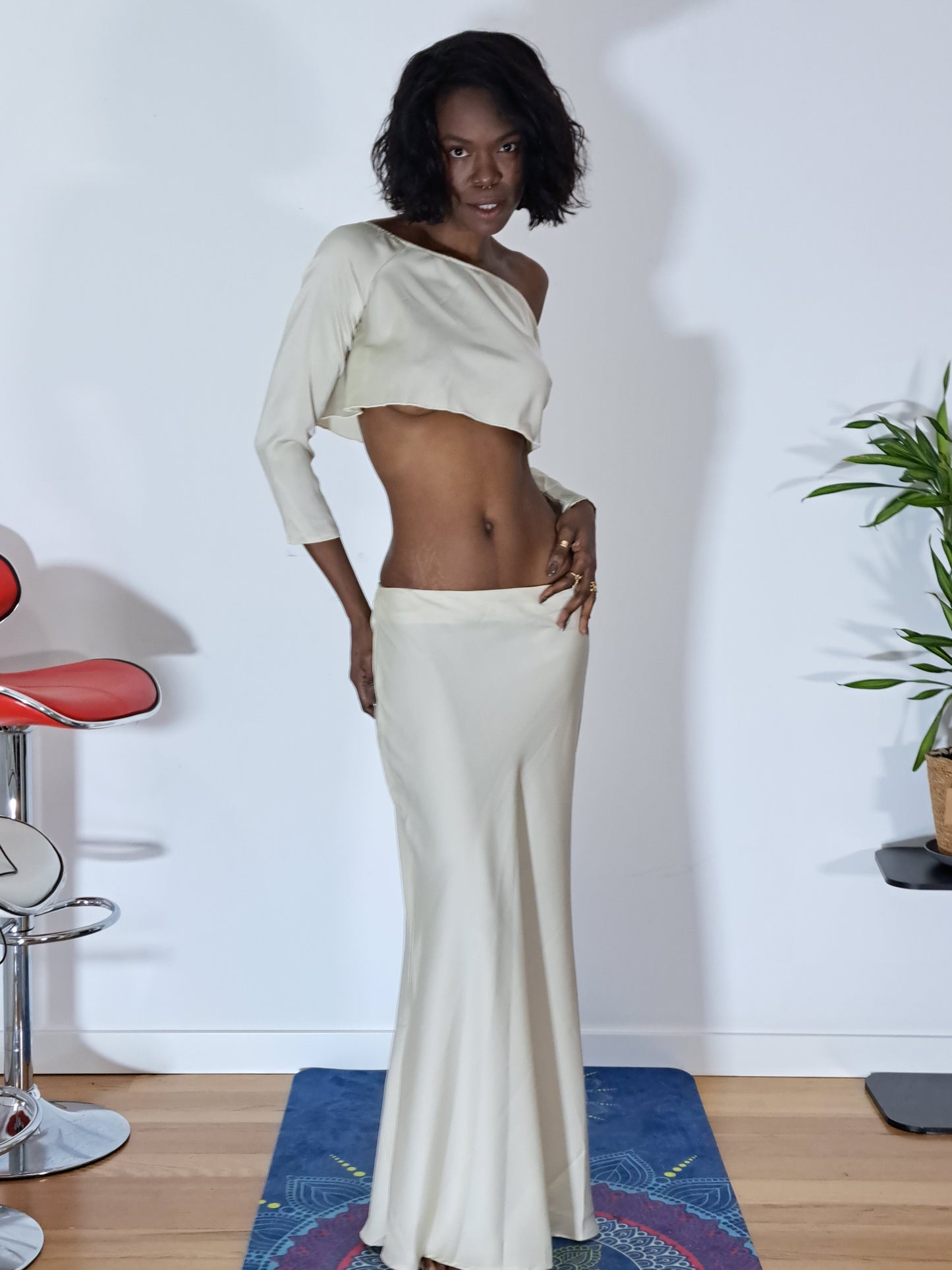 Conjunto de 2peç de top-curto ombro a ombro e saia de sereia de cetim, estilo elegante