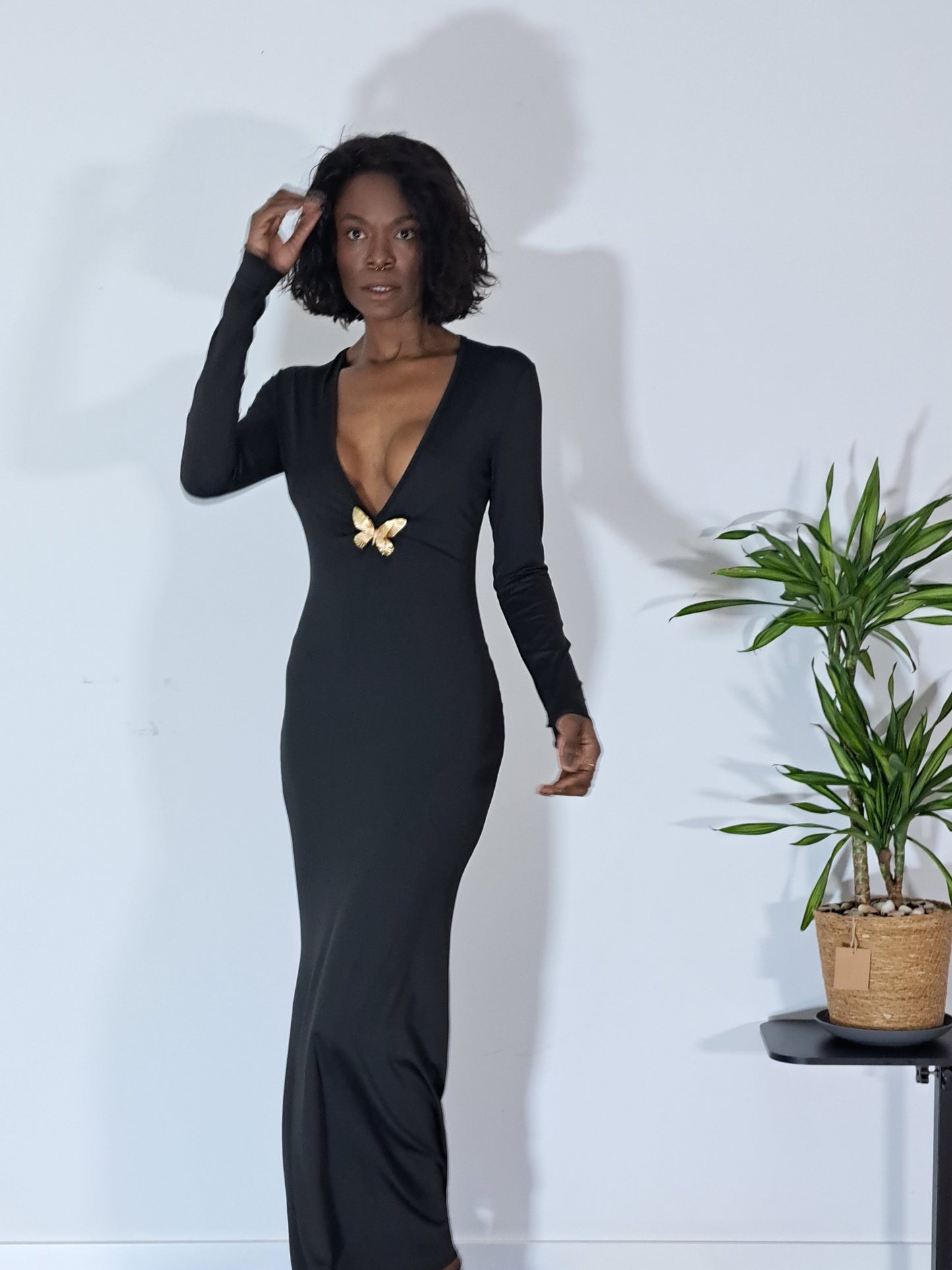 Vestido Encanto Negro Decote Profundo e Detalhe Borboleta -0045