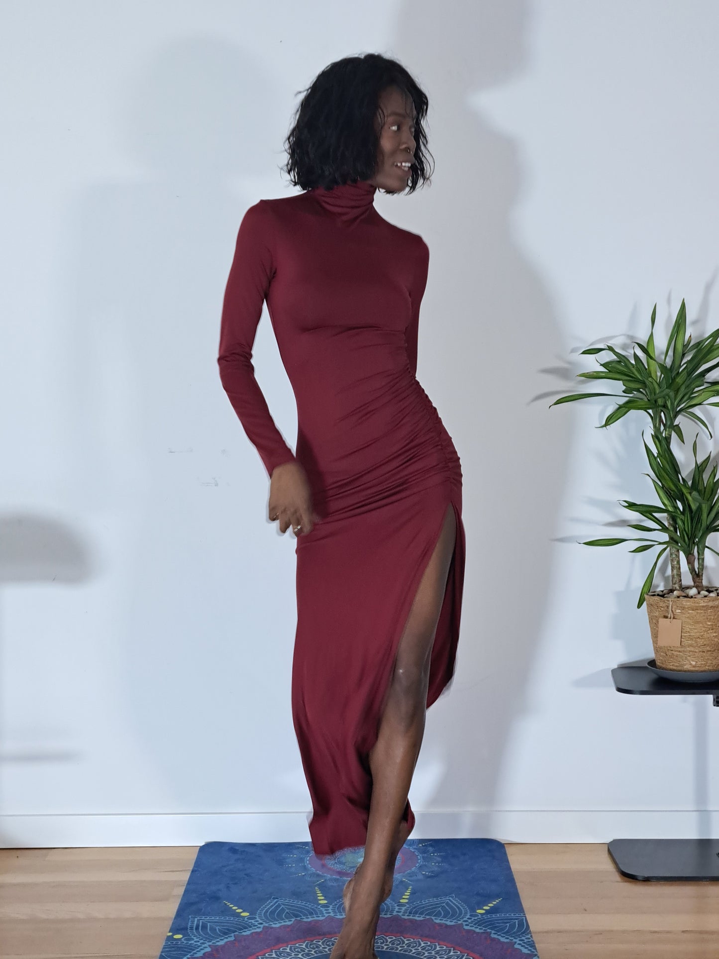 Vestido Longo Elegante com Mangas Compridas e Gola Alta-0066