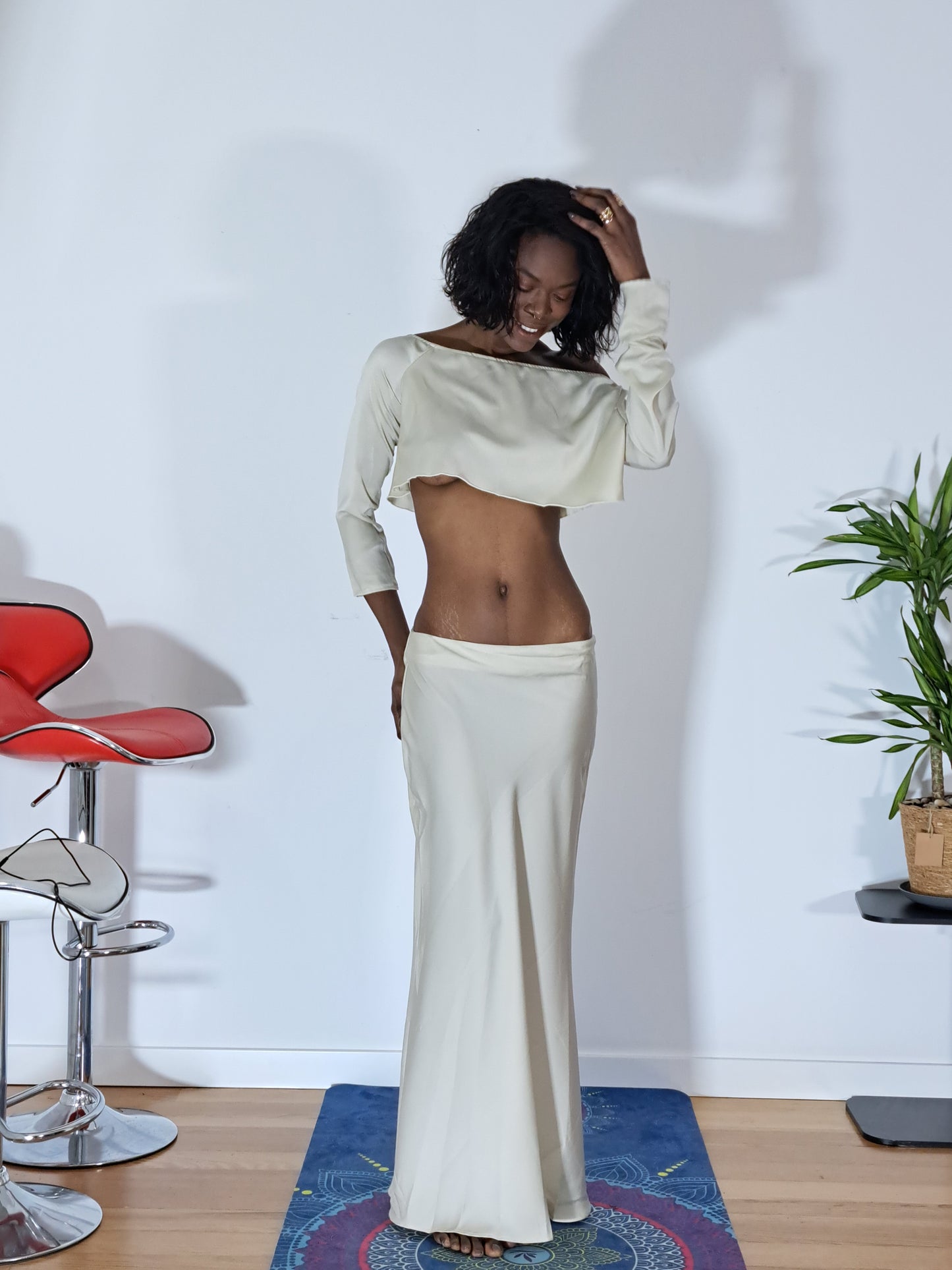 Conjunto de 2peç de top-curto ombro a ombro e saia de sereia de cetim, estilo elegante