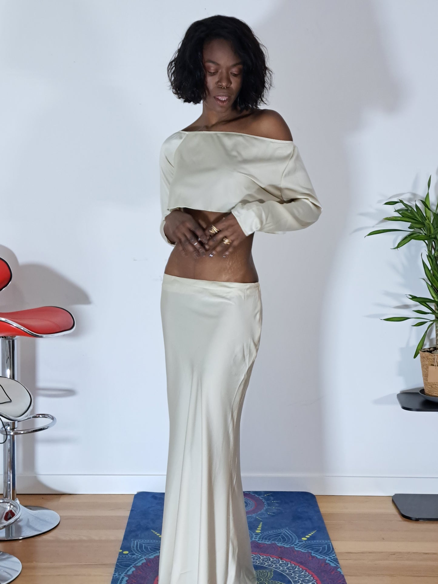 Conjunto de 2peç de top-curto ombro a ombro e saia de sereia de cetim, estilo elegante