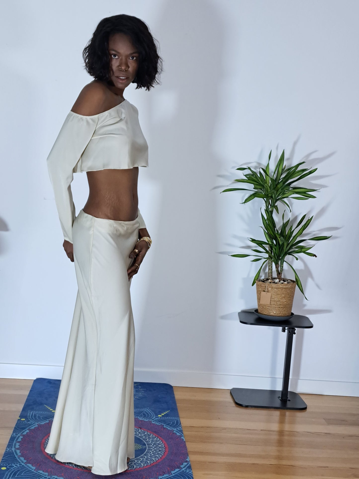 Conjunto de 2peç de top-curto ombro a ombro e saia de sereia de cetim, estilo elegante