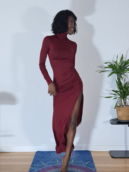 Vestido Longo Elegante com Mangas Compridas e Gola Alta-0066